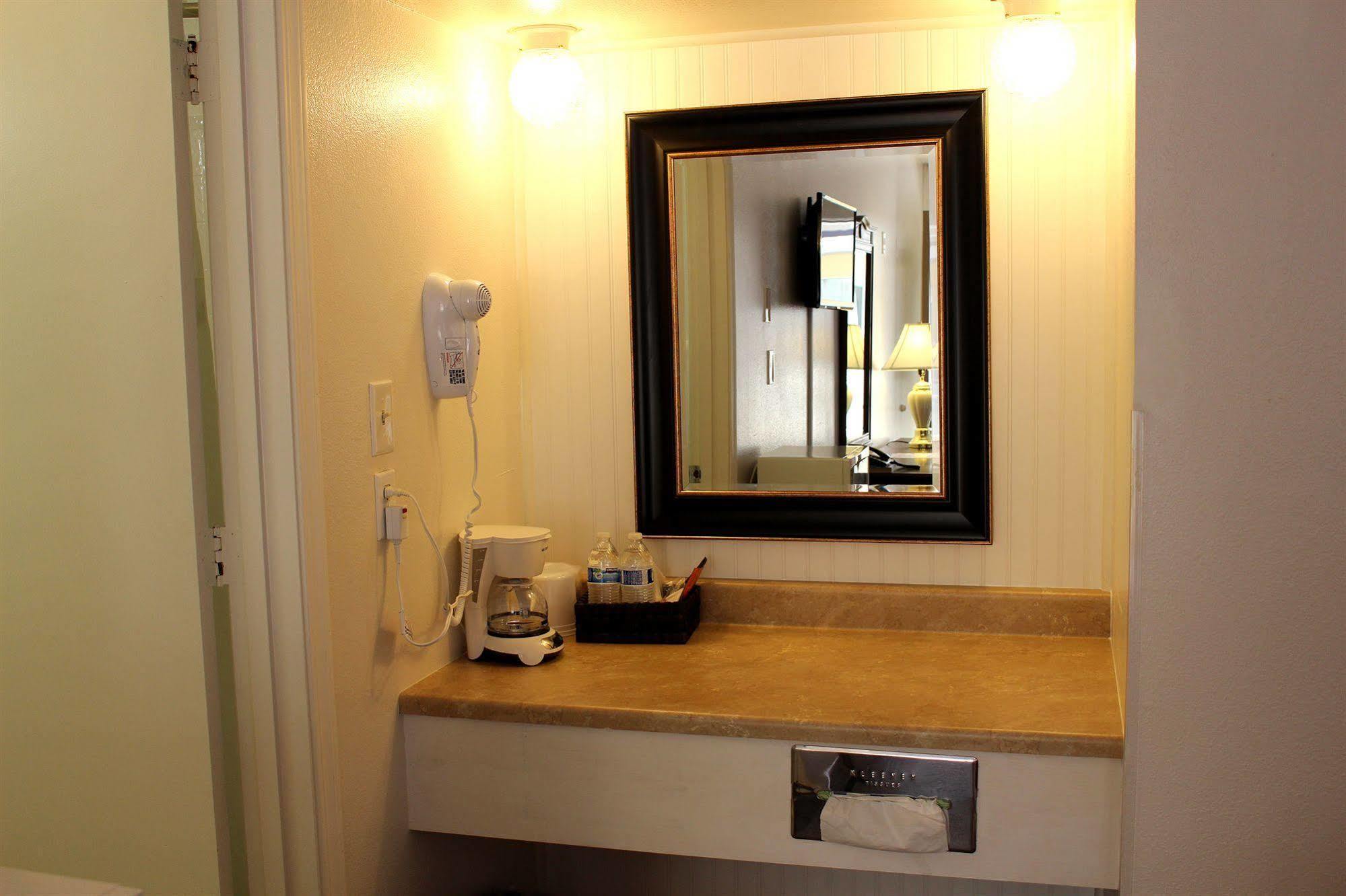 Sovana Inn Medford Buitenkant foto