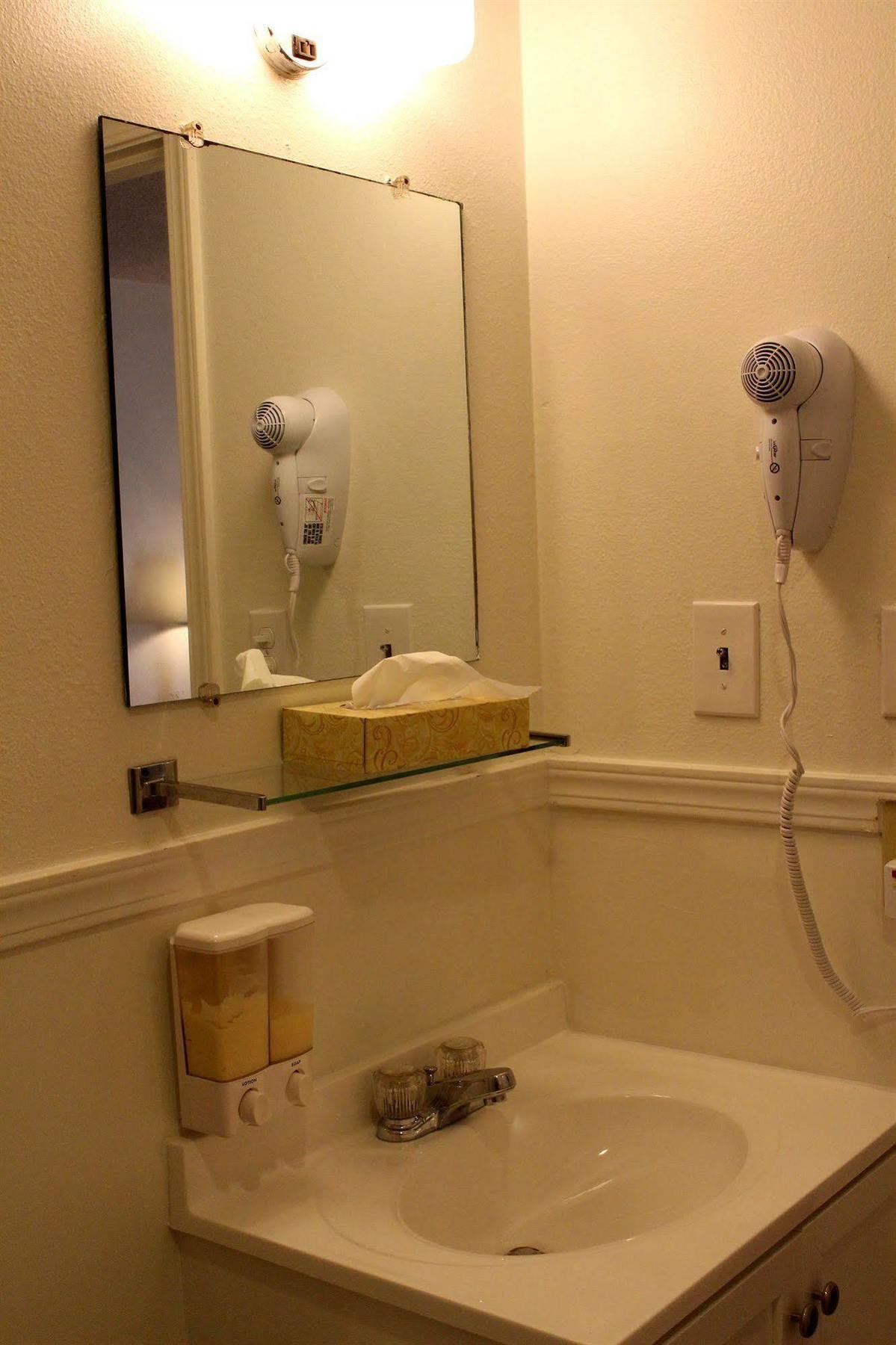 Sovana Inn Medford Buitenkant foto